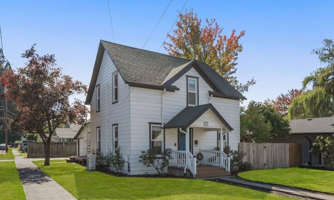 Newberg House | Easy walk to wineries/food/shops!