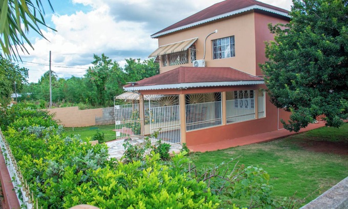 Spanish Town Bed & Breakfast | EBONVIEW Charming 4-bedroom B&B with AC and WiFi in fabulous Spanish Town