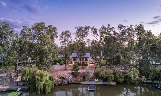Wharparilla House | Echuca Riverfront Holiday Home with private pontoon and river access- Banyandah