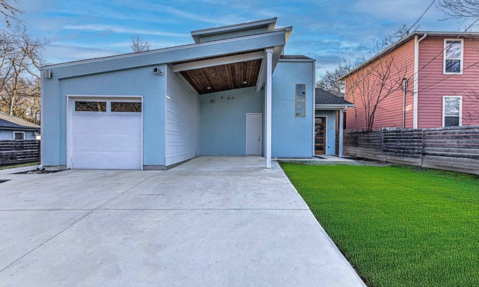 MLK House | Eclectic 6 BDR for 20, Mins to 6th St & DT!
