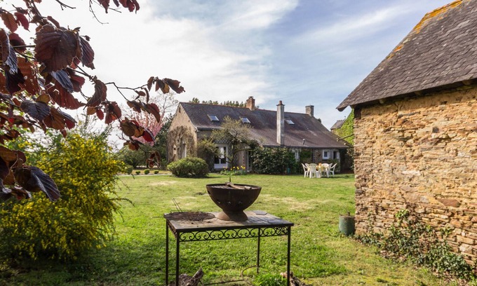 Joue-sur-Erdre Cottage | Eco-friendly Cottage Near Vioreau Forest: 3BR, Enclosed Garden, Cozy Fireplace