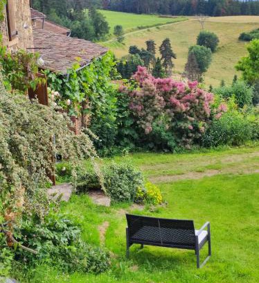 Champagnac-le-Vieux House | Eco-gîte panoramique face aux volcans avec ateliers couture bohème en option