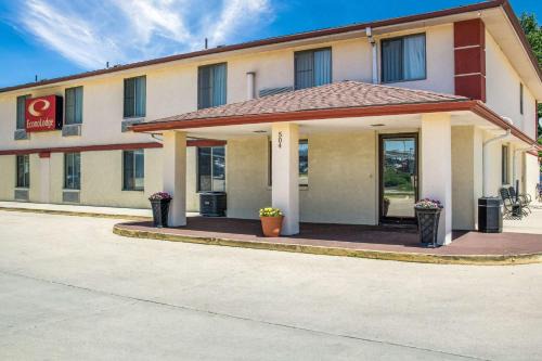 Lansing Cabin | Econo Lodge Lansing - Leavenworth