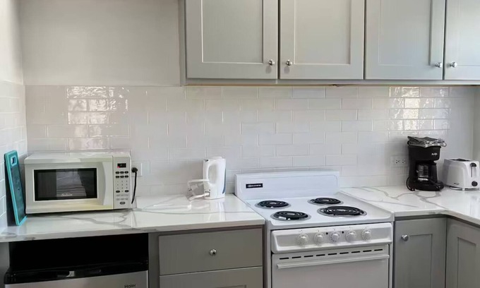 Pembroke Apartment | ED 10 Pool, Queen bed, Hamilton