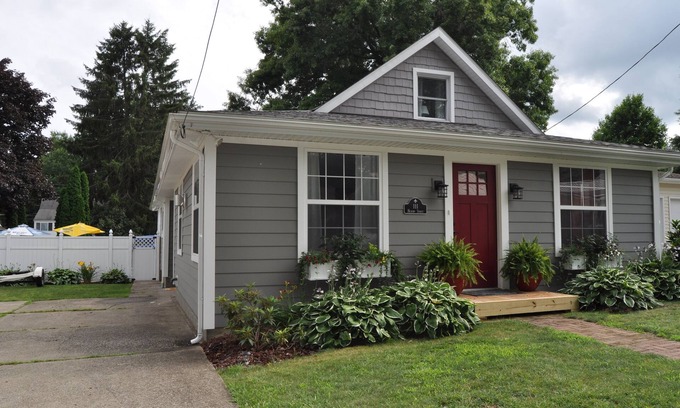 Edinboro House | EDINBORO LAKESIDE COTTAGE W/POOL! COMPLETELY REMODELED INSIDE AND OUT.