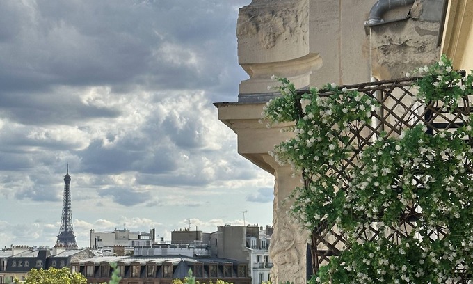 17th Arrondissement Apartment | Eiffel Tower View in the Arc de Triomphe area : a true Parisian experience