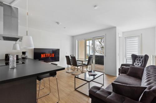 Suedwest Apartment | Eindrucksvolle Zwei-Zimmer-Wohnung mit Balkon und großer Küche