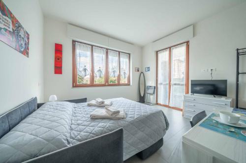 Somma Lombardo Apartment | Einstein - Modern Apartment with Balcony
