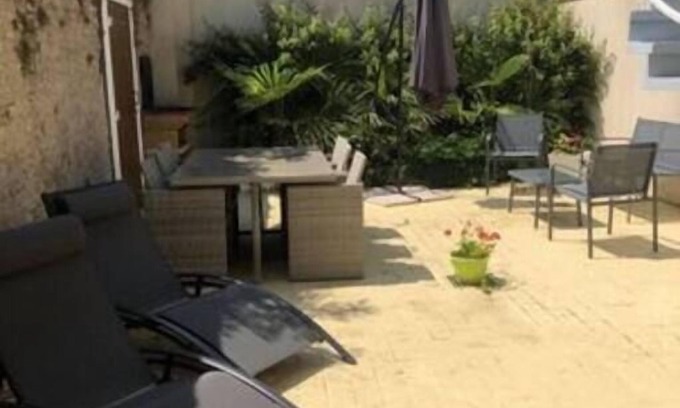 Ver-sur-Mer Apartment | Eléonore, duplex, shared courtyard near sea (3)