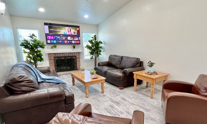 Santa Ana House | El Recuerdo - Cold AC, Private Pool, 15 min Beach 20 min Disney