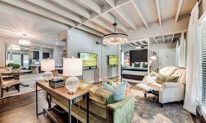 Old East Dallas Condo | Elegant 1-bed executive condo on Dallas’ historic Swiss Avenue. Enjoy the porch access, high-speed Wi-Fi, king bed with Egyptian-cotton linens, and modern design with upscale finishes—perfect for morning coffee, remote work, or relaxing evening