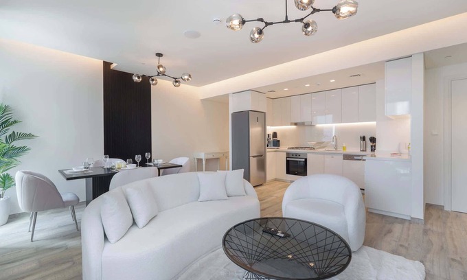 Downtown Dubai Apartment | Elegant 1-Bedroom Apartment for 2, Near to Burj Khalifa