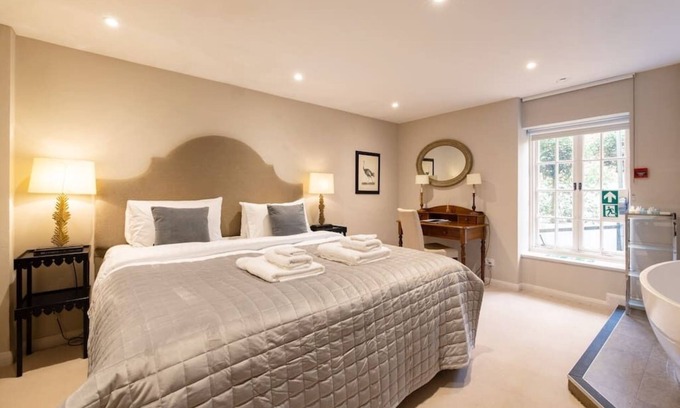 Knightsbridge House | Elegant 2 Room Suite in the Heart of Knightsbridge