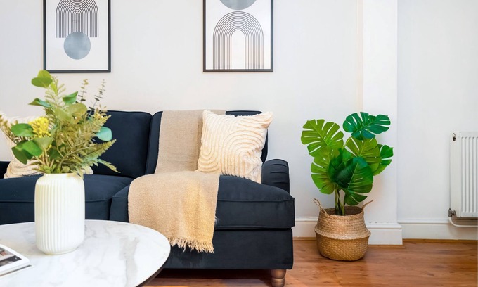 Kennington Apartment | Elegant 2BR 2BA with Patio close to Waterloo