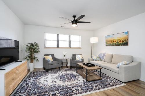Manhattan Apartment | Elegant 2BR Escape in Manhattan with WiFi & Parking