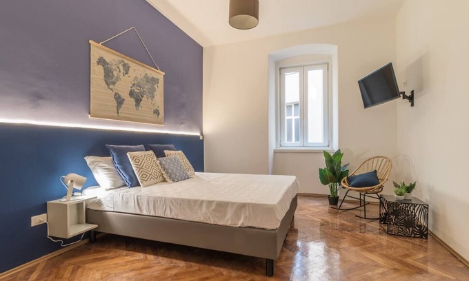 Trieste City Centre Apartment | Elegant 8 seats★near the Station★Grey and Blue★Free Wifi