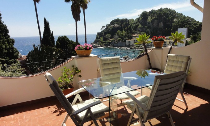 Mazzaro Apartment | Elegant apartment in the heart of Taormina mare with amazing view!