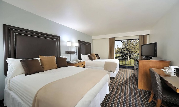 Redmond Cabin | Elegant Canyon Rim Retreat & Spa | 2 Units | Near Eagle Crest Golf Course
