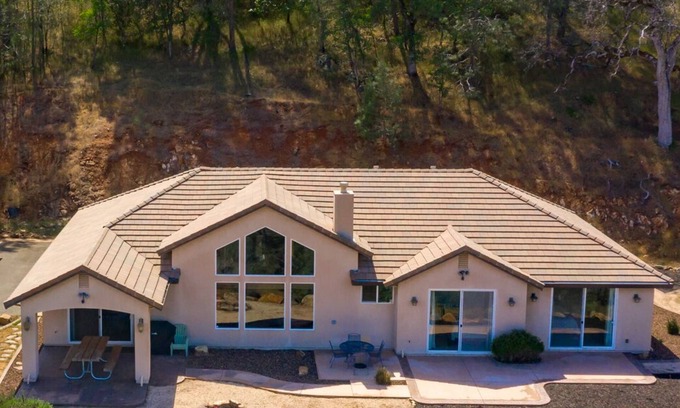 Browns Valley House | Elegant Custom Home at Collins Lake! Walk to Lake! Walk to Park! Great hiking!