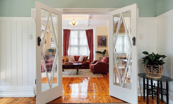 Castlemaine House | Elegant Goldfields Retreat | Spa Bath & Privacy