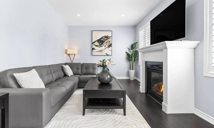 Niagara-on-the-Lake House | Elegant home with hot tub close to wineries, US border, shopping Niagara falls