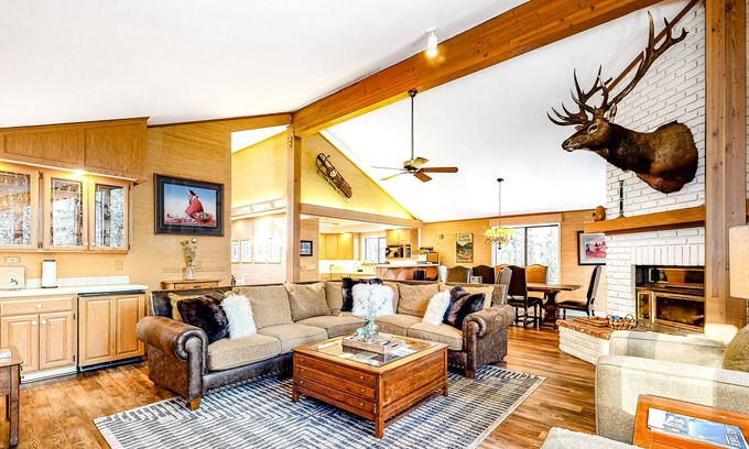 Tahoe Pines House | Elegant Home with Jetted Tub - 2 blocks from Tahoe Pines Beach
