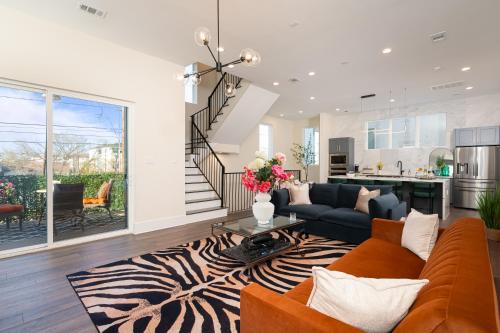 Washington Ave./ Memorial Park House | Elegant Luxury in Heart of Houston w Rooftop & Grill
