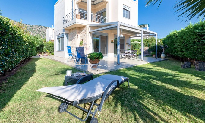 Kontos Villa | Elegant maisonette with Garden, steps to the Beach