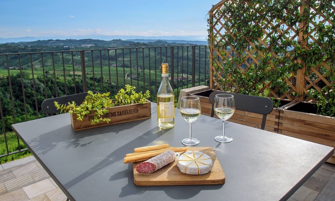 Treiso House | Elegant Panoramic Two-Room Apartment. Treiso Belvedere 1, Elegante Bilocale Panoramico. Treiso Belve