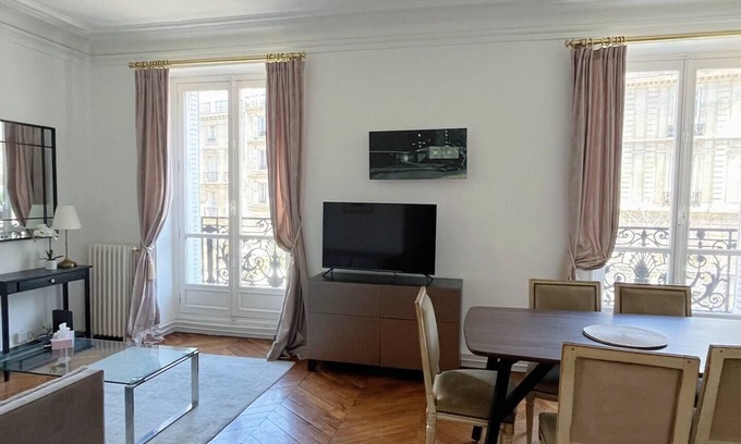 Batignolles Apartment | Elegant Parisian apt w/balcony - Saint-Lazare
