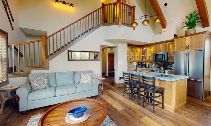 The Blue Mountains House | Elegant retreat w/high vaulted ceilings, elegant decor & shared pool