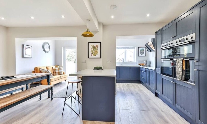 Sheffield House | Elegant Retreat Nook at Peak District Gateway