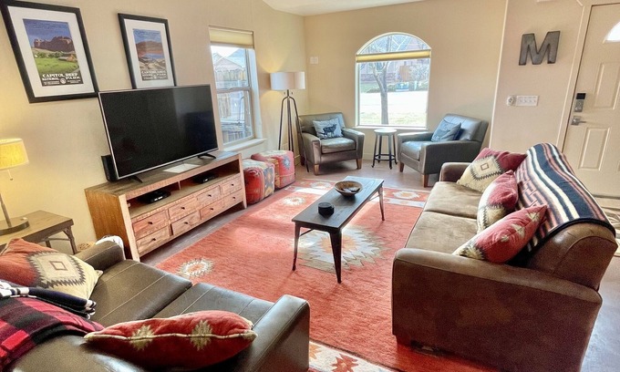 Moab South Valley House | Elegant, Rustic: 2 king beds, 3 bd, 2 bath, private yard, community pool & spa