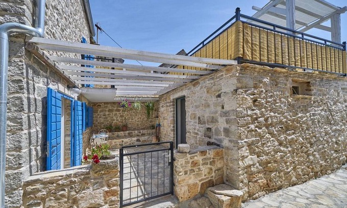 Srednje Selo Villa | Elegant Stone House with Jacuzzi, Terrace-2Bedroom