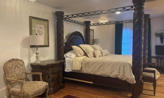 Excelsior Springs Bed & Breakfast | Elegant two room loft in historic downtown Excelsior Springs.