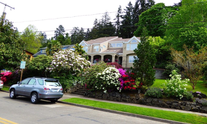 Fairmont House | Elegant Villa Near University of Oregon and Matthew Knight Arena