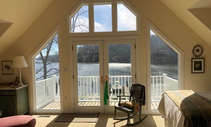 Epping Forest House | Elegant waterfront cottage and guest house, garden setting, clubhouse and beach