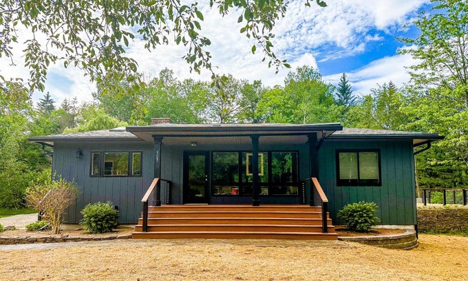 East Meredith House | Elenas by the Mill