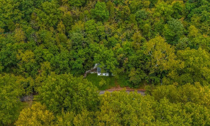 Sharpsburg House | Elevated Potomac River Retreat - King Suite - Riverfront - Large Screened Porch