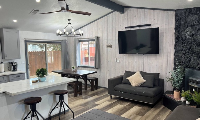 Woodlands Cabin | Elevated Vibes + A/C + Hot-Tub & Ping Pong!