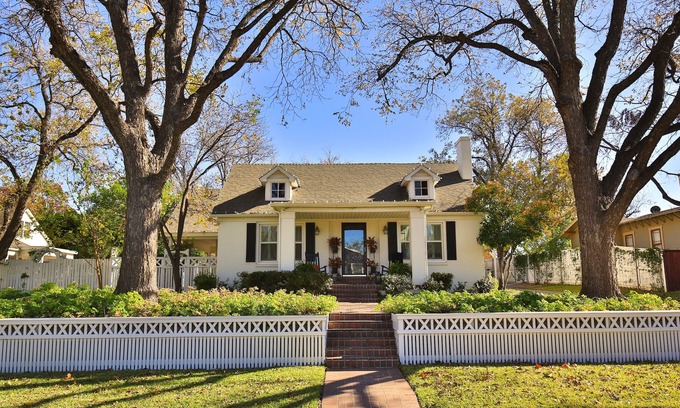 Sayles Blvd. Area House | Eleven09-A Fine Guest Experience in the Sayles/Highland Historic District
