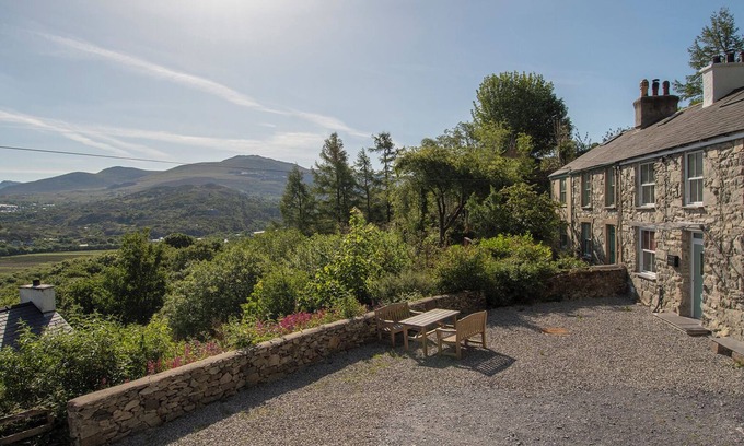 Cwm-y-glo Cottage | ELIDIR VIEW, pet friendly, character holiday cottage in Llanberis