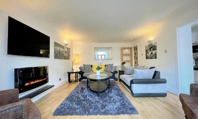 New Town Apartment | Elite 3 Bed New Town Apt with Private Walled Garden