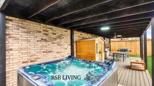 South Arlington House | Elite 5BR 3,5BA Holiday Home with Game Room, Hot Tub, & Sauna