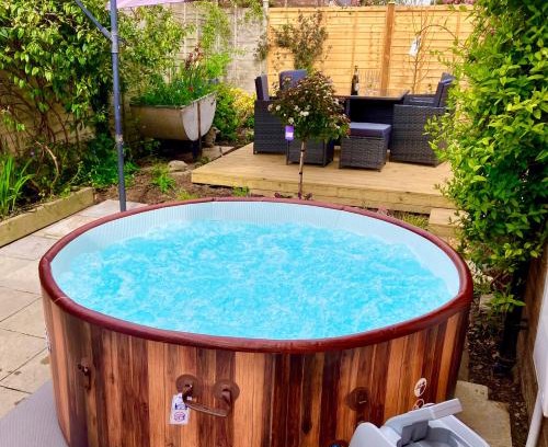 Malvern House | Elkstone House, Hot tub Luxury, Comfortable Home