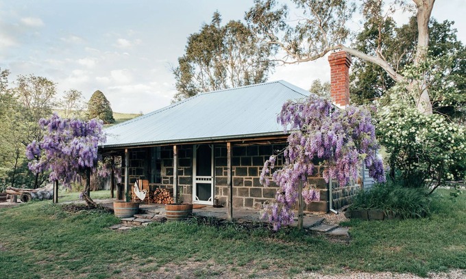 Baynton House | ELLERSLIE COTTAGE - FOR LOVERS AND DREAMERS