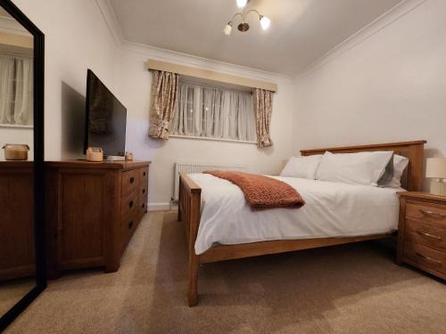 Selly Oak House | Elmdon House with 4 Spacious Bedrooms to choose