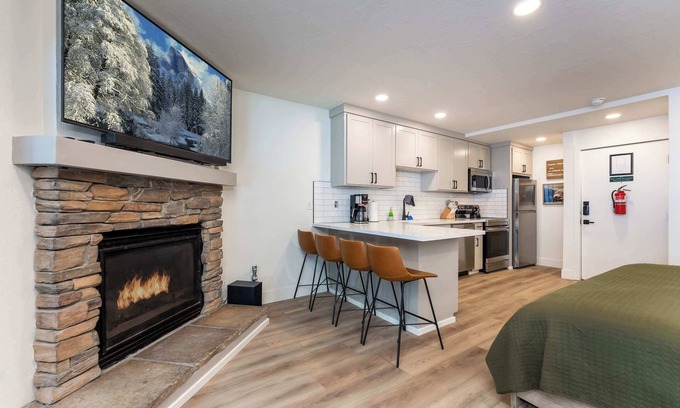 Yosemite West Condo | Elmer's Hideout - Fully Renovated Yosemite Escape!