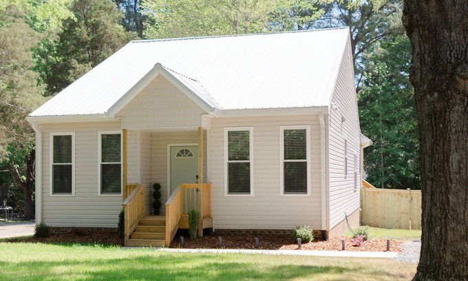 Burlington House | Elon University & Country Club Area Newly Built 3BDR home large private backyard
