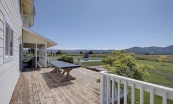 Lakeport Bed & Breakfast | Elope on your own terms